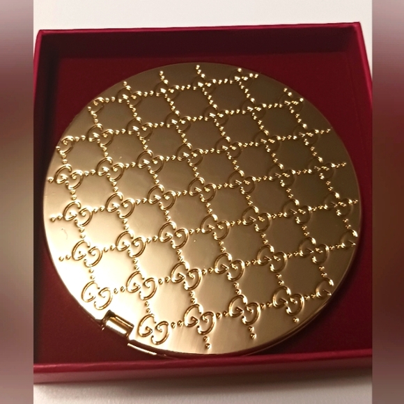 Gucci Parfums Signature Compact Mirror & Red Gucci Box! NIB!✨️❤️✨️ - Picture 4 of 7
